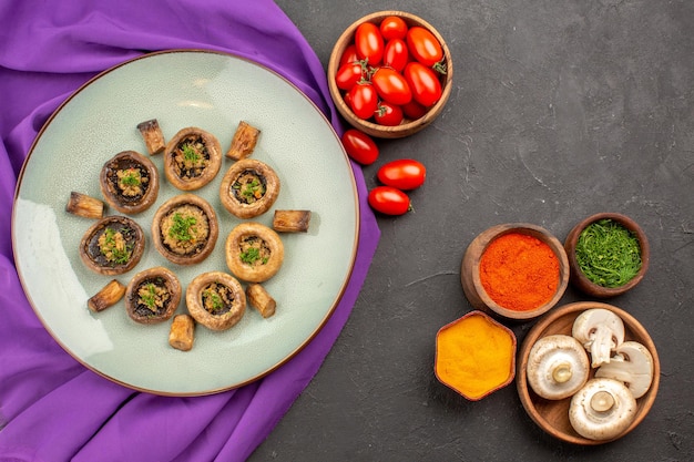 Vista dall'alto funghi cotti all'interno del piatto su un piatto di tessuto viola funghi cena cucina pasto