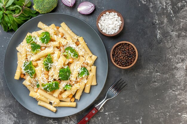 灰色の背景色にブロッコリーと調理されたパスタの上面図緑の食品ミールペッパー生地写真イタリア