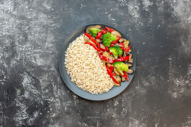 Free photo top view cooked pearl barley with cooked with vegetables