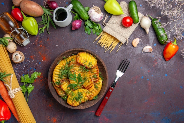 어두운 표면 감자 저녁 식사 음식에 채소와 상위 뷰 요리 감자 맛있는 요리