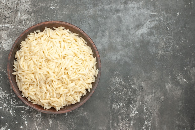 Top view of cooked rice in a brown wooden pot