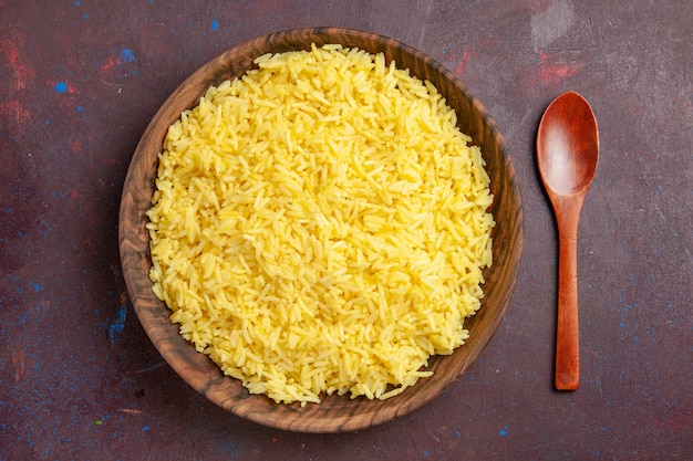 Free photo top view cooked rice delicious meal inside brown plate on dark space