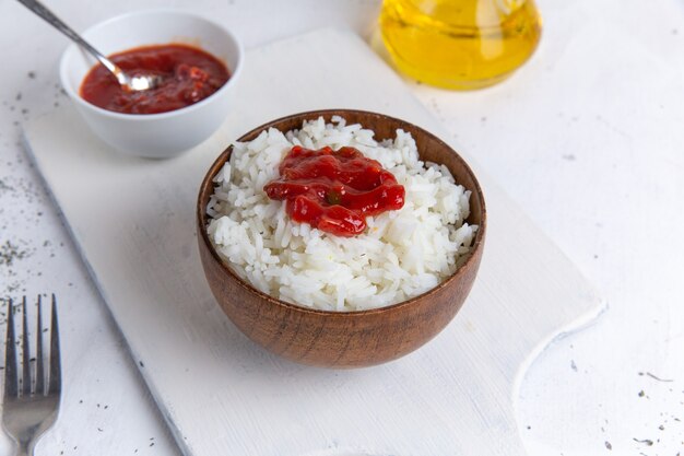 白い床にスパイシーなソースをかけた茶色の鍋の中のご飯のおいしい食事の上面図ご飯料理の食事料理の夕食