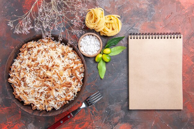 Free photo top view cooked rice with dough slices on dark surface dark meal dish food