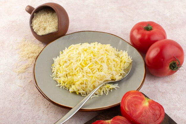 분홍색 책상 음식 식사 야채 맛에 신선한 빨간 토마토와 상위 뷰 밥