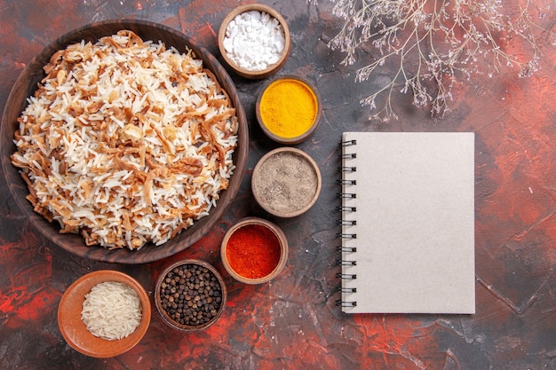 Free photo top view cooked rice with seasonings on dark floor meal photo dish food dark