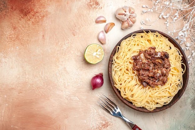 平面図調理済みスパゲッティとひき肉の軽い床パスタ肉生地料理の食事