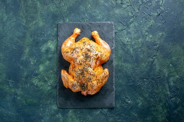어두운 표면에 양념된 닭고기를 요리한 상위 뷰