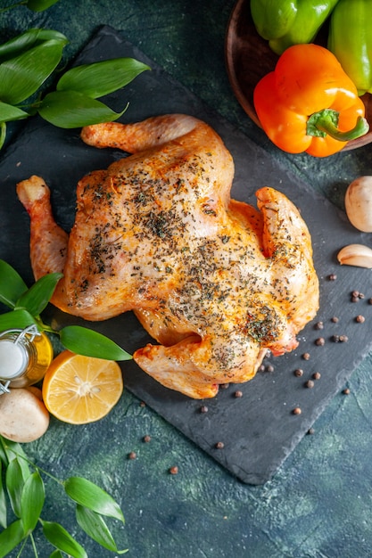 Foto gratuita pollo speziato cotto vista dall'alto con vino e aglio su superficie scura