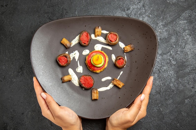 灰色の表面のプレート内の調理されたカボチャデザインの食事の上面図