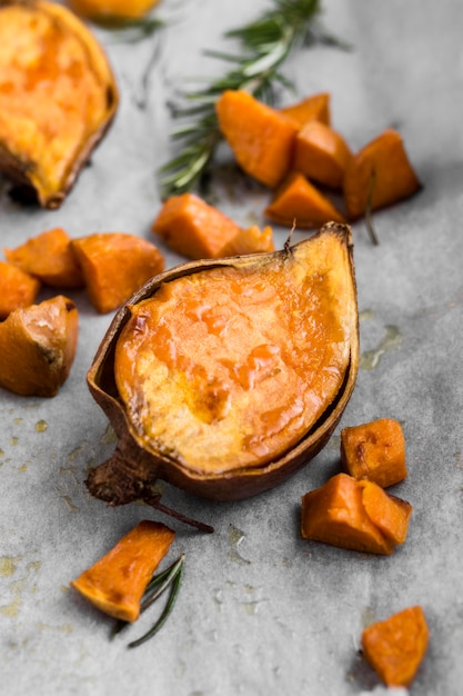 Foto gratuita vista dall'alto di patate dolci cotte