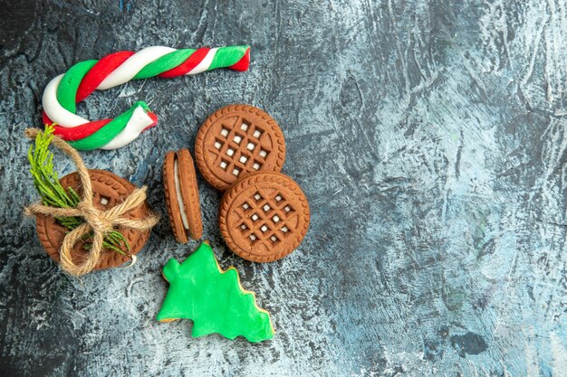 Top view cookies tied with ropes cookies xmas candies on grey surface copy space