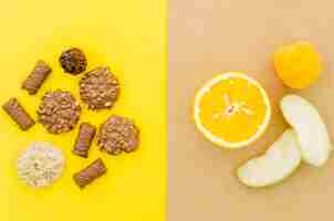 Foto gratuita vista dall'alto biscotti vs frutta