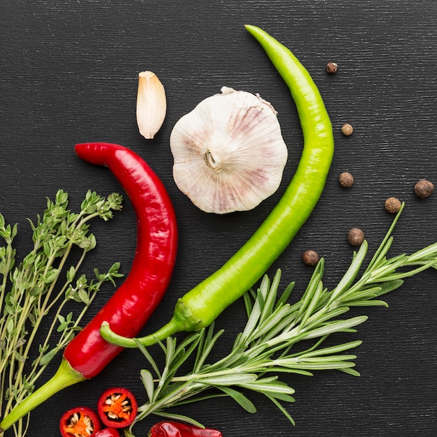 Foto gratuita vista dall'alto ingredienti per cucinare