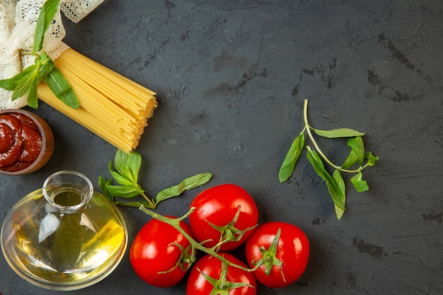 Vista dall'alto copia spazio mazzo di pomodori spaghetti e olio d'oliva