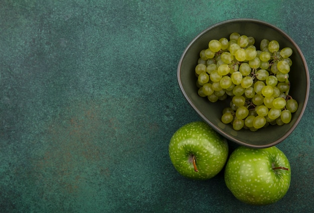 녹색 배경에 녹색 사과와 상위 뷰 복사 공간 녹색 포도