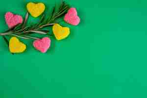 Foto gratuita vista dall'alto copia spazio ramo di rosmarino con marmellata gialla e rosa su sfondo verde