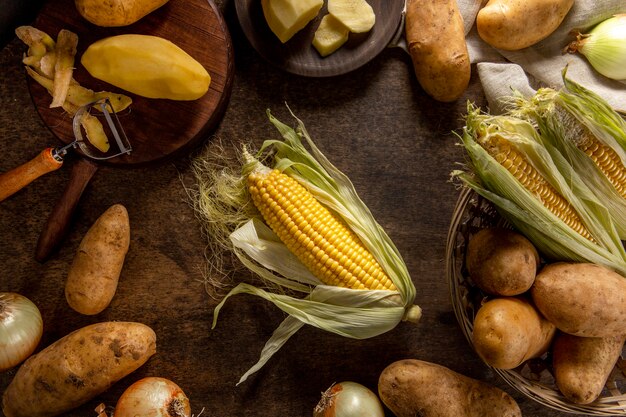 Вид сверху кукурузы с картофелем