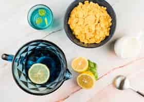 Foto gratuita cornflakes vista dall'alto con yogurt e acqua di limone