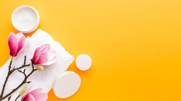 Foto gratuita vista dall'alto crema cosmetica con fiori