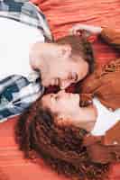Free photo top view couple lying on blanket
