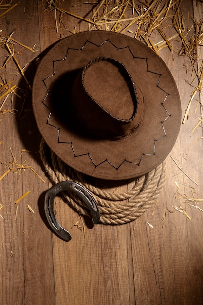 Вид сверху на ковбойское вдохновение в шляпе