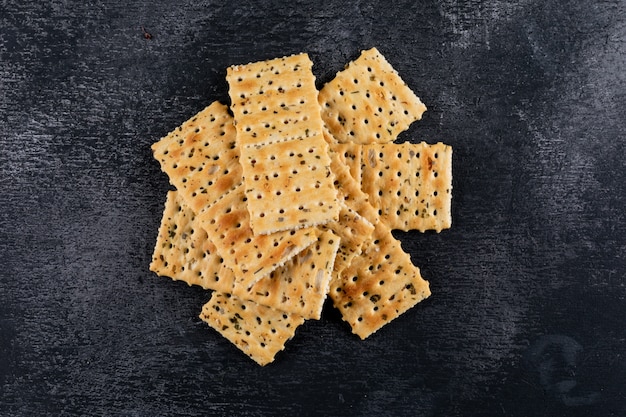 Top view crackers on black stone  horizontal 1