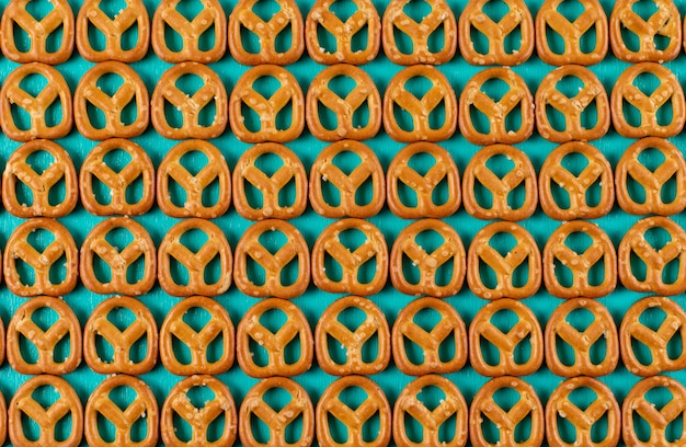 Free photo top view crackers pattern on blue  horizontal