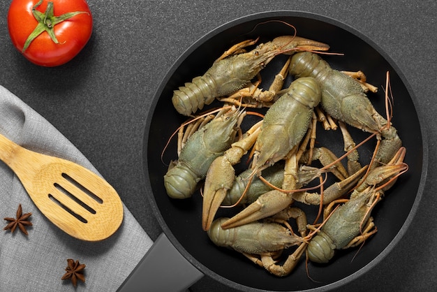Free photo top view of crawfish in a saucepan