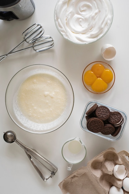 Foto gratuita crema e biscotti vista dall'alto