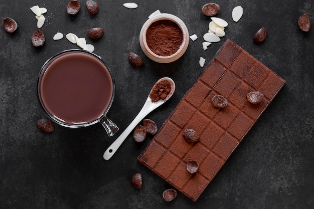 Foto gratuita assortimento creativo di cioccolato vista dall'alto su sfondo scuro