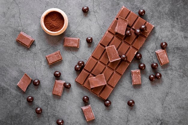 Foto gratuita vista dall'alto composizione creativa di cioccolato su sfondo scuro