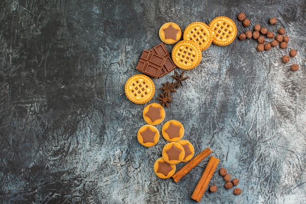 Free photo top view of crescent shaped layout of sweets on grey ground