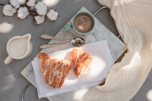 Foto gratuita croissant vista dall'alto con caffè