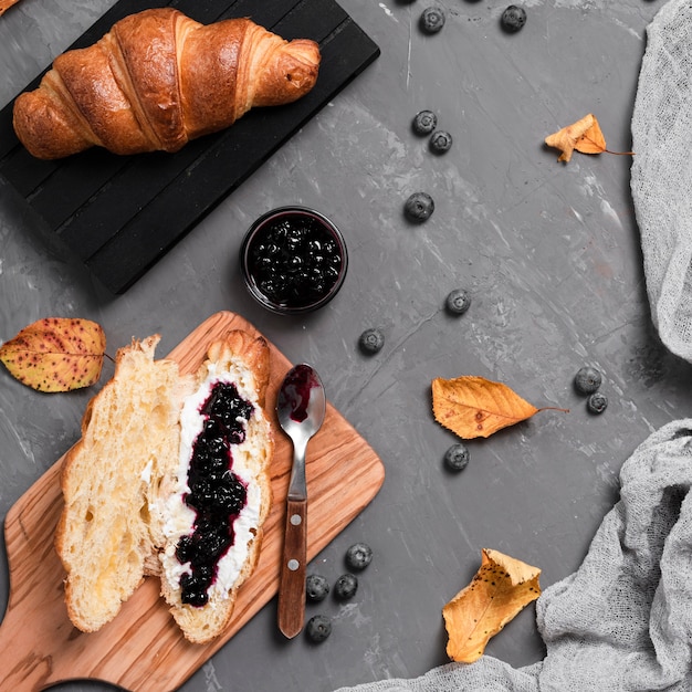 Foto gratuita vista dall'alto di cornetti e marmellata colazione