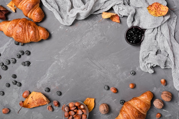 Foto gratuita vista dall'alto di cornetti, marmellata e castagne