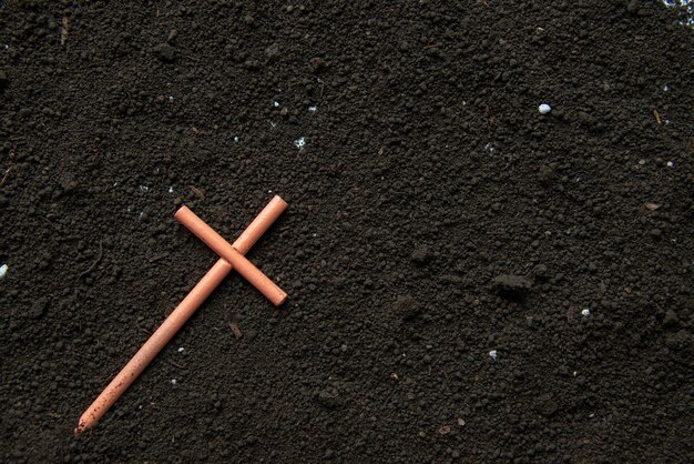 Вид сверху креста на почве мрачного жнеца похоронной смерти дьявола