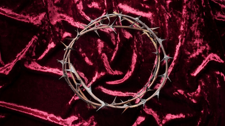 Free Photo top view crown of thorns on cloth
