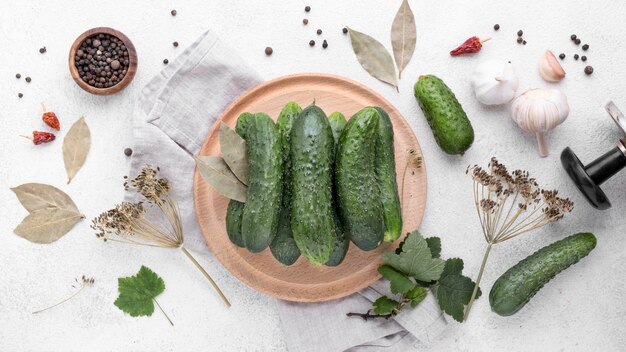 Free photo top view cucumbers on wooden board