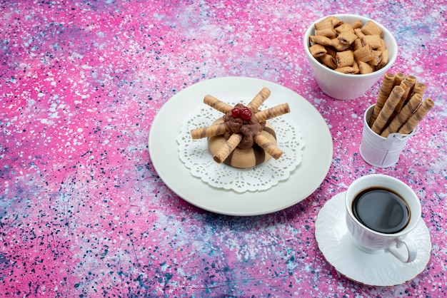 紫のデスククッキービスケット甘い色のクッキーと一緒にコーヒーのトップビューカップ