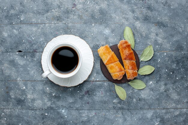 회색 나무, 달콤한 빵 과자 케이크 설탕에 달콤한 맛있는 팔찌와 함께 커피 한잔의 상위 뷰