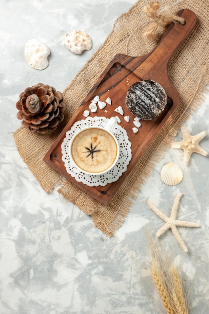 Vista dall'alto tazza di caffè espresso con torta al cioccolato sulla superficie bianca torta al cioccolato biscotto torta biscotto dolce