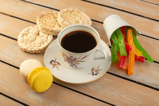 크림 색의 소박한 테이블 음료 커피 사진 강한에 프랑스 마카롱과 마멀레이드와 뜨겁고 강한 커피의 상위 뷰 컵