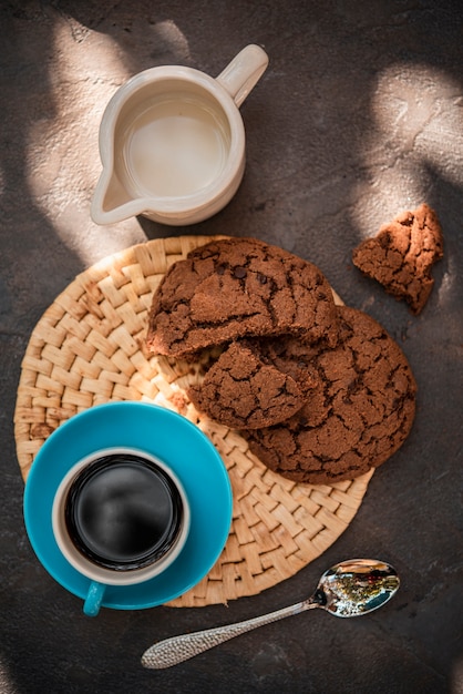 Foto gratuita tazza di caffè vista dall'alto con i biscotti