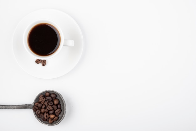 Foto gratuita tazza di caffè vista dall'alto con spazio di copia