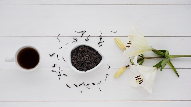 Foto gratuita vista dall'alto tazza di caffè con fiori