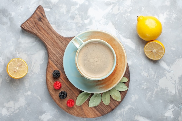흰색 책상에 레몬 컵 안에 우유와 커피의 상위 뷰 컵 음료 커피 우유 책상 에스프레소 아메리카노