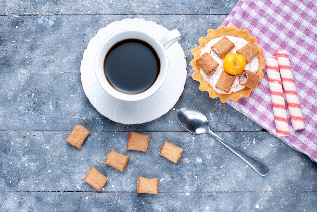 베개와 함께 커피 한잔의 상위 뷰는 회색, 커피 쿠키 비스킷 달콤한 반죽에 비스킷과 크림 케이크를 형성
