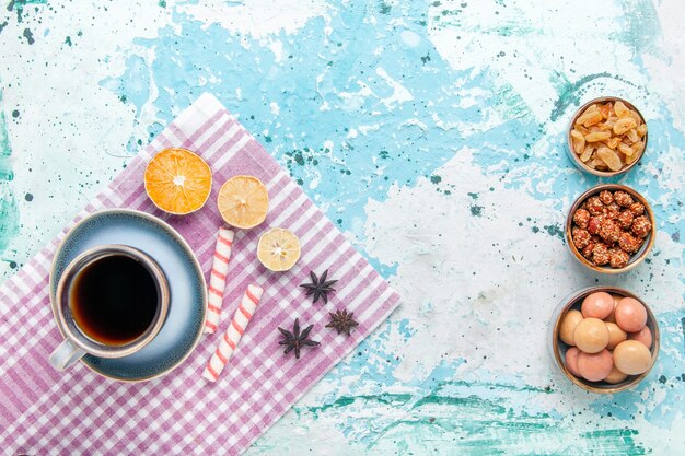 水色の背景のケーキにレーズンとコンフィチュールとコーヒーのトップビューカップは甘い砂糖を焼く