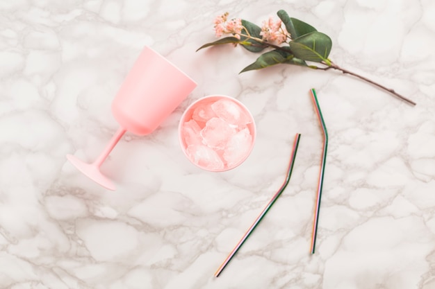 Free photo top view cup, flower and straw on marble